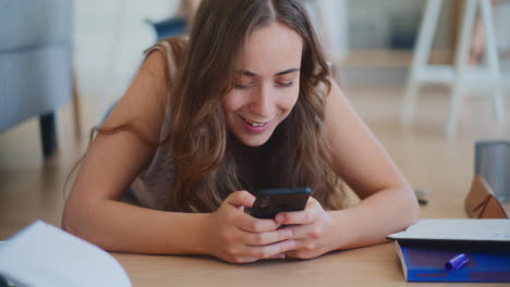 mujer sonriente navegando por las redes sociales