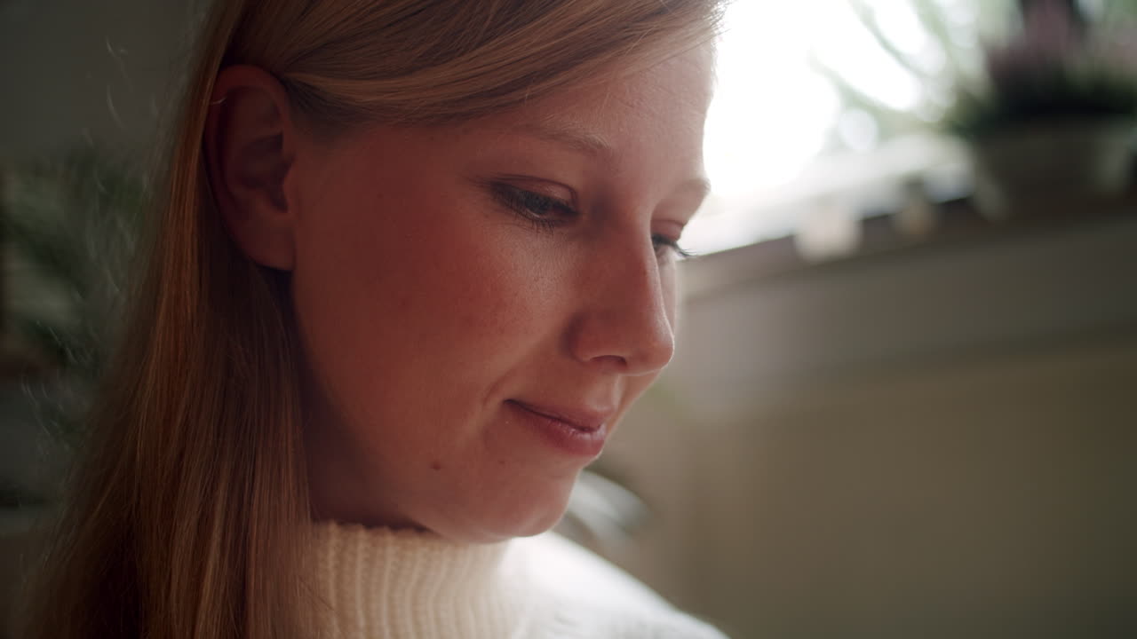 retrato, de, un, mujer joven, lectura, en, el, sala
