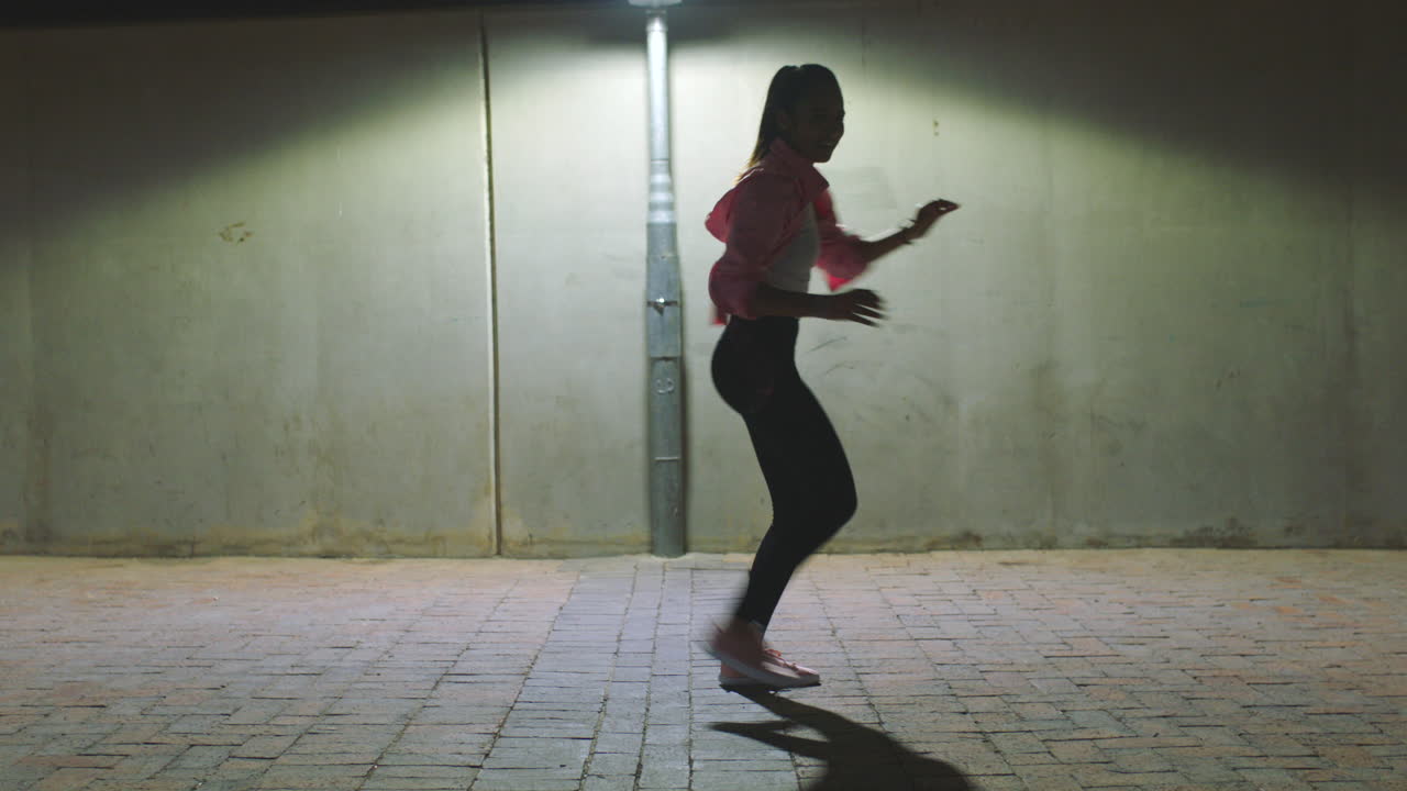 bailarina de hip hop en la estética de la noche grunge