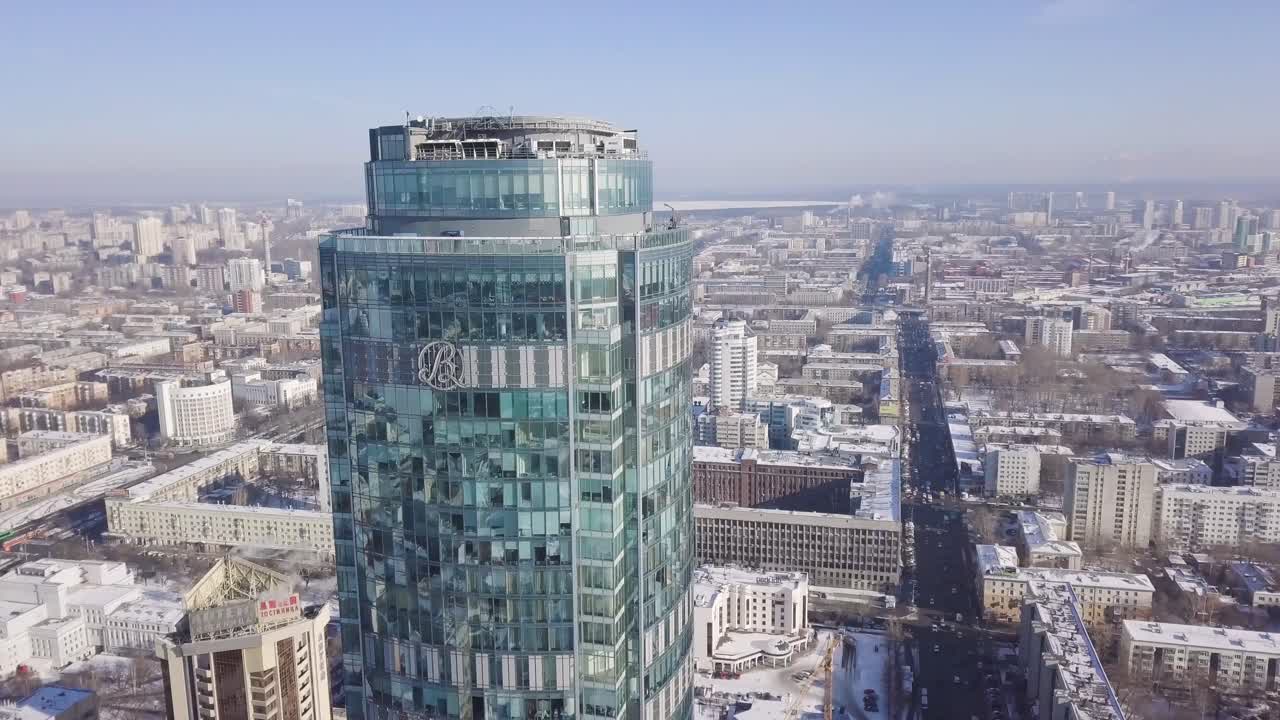 vista aérea de un rascacielos moderno en una ciudad de invierno