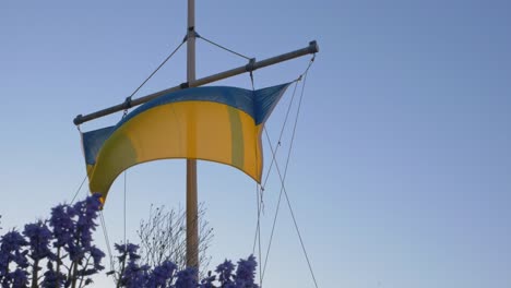 Bandera-De-Ucrania-Que-Sopla-Con-Mucho-Viento-En-El-Mástil-Del-Barco