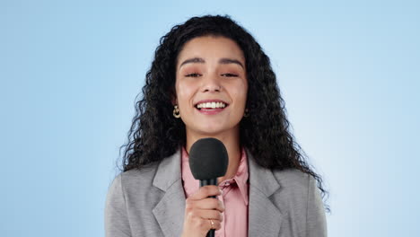 cara, micrófono y noticias con una reportera