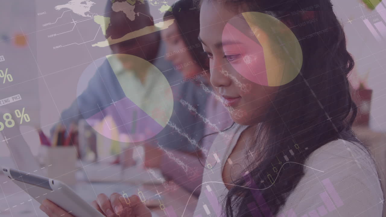 animación de la cadena de adn, estadísticas y procesamiento de datos sobre una mujer de negocios usando una tableta