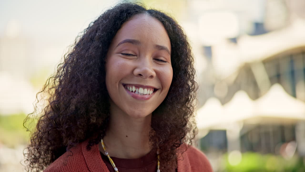 feliz, sonrisa y rostro de mujer en la ciudad el fin de semana