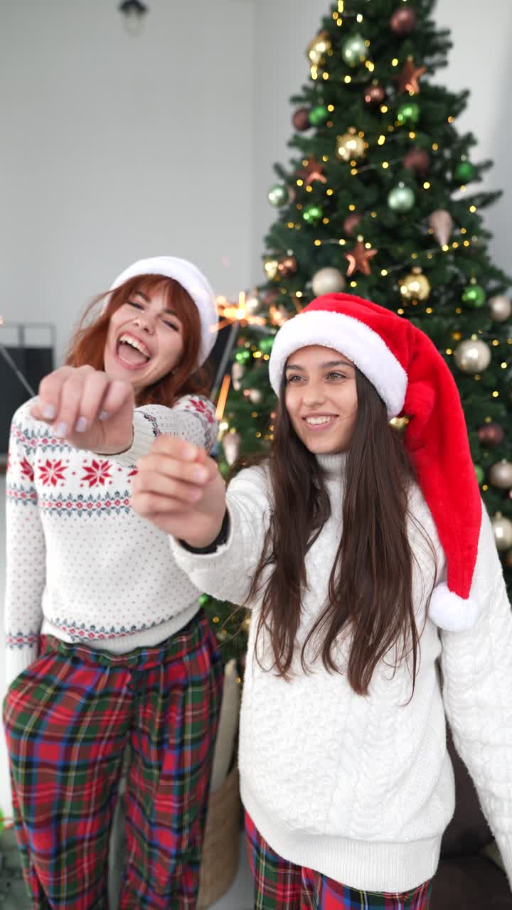 dos chicas celebrando la navidad