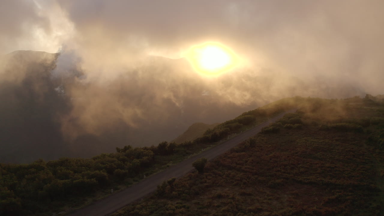 sol brillante oscurecido por nubes blancas y niebla sobre la montaña en la isla de madeira, portugal