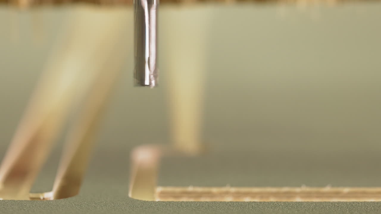 장식을 잘라 내기 위해 나무 시트 위에 굴착 도구의 시작