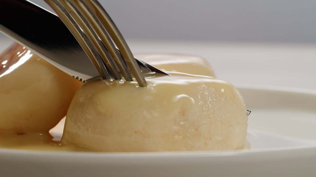 galletas de queso con leche condensada en la mesa con mantel blanco. imágenes de alta calidad 4k
