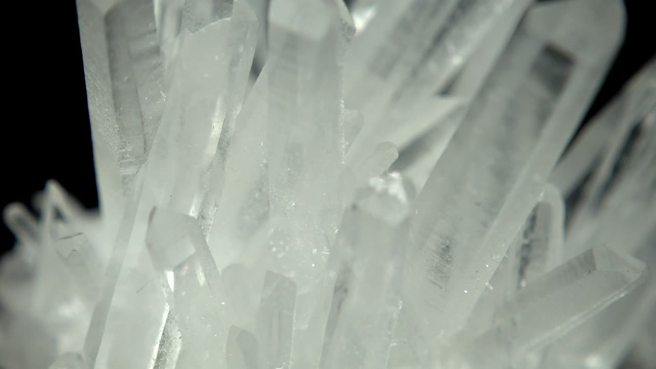 검은색 배경 앞에 색 광물 (화석) 을 원활하게 회전시니다.