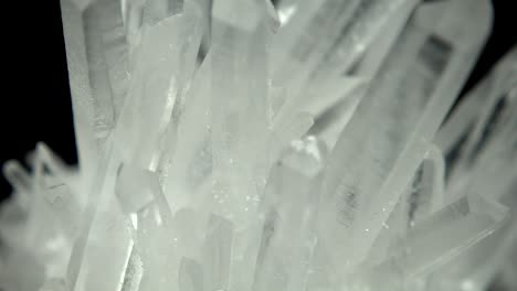 rotación sin problemas de un mineral blanco (cuarzo) frente a un fondo negro