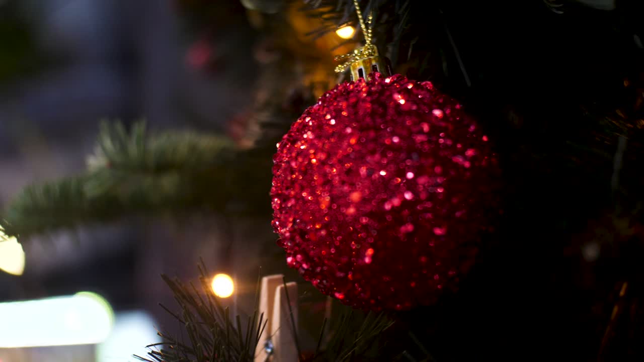 ornamento de navidad rojo brillante en un árbol