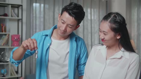 행복 한 부부 가 집 열 를 받는 것