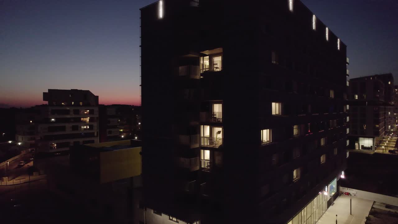 hermosa vista aérea de la arquitectura moderna con un paisaje urbano nocturno revelador