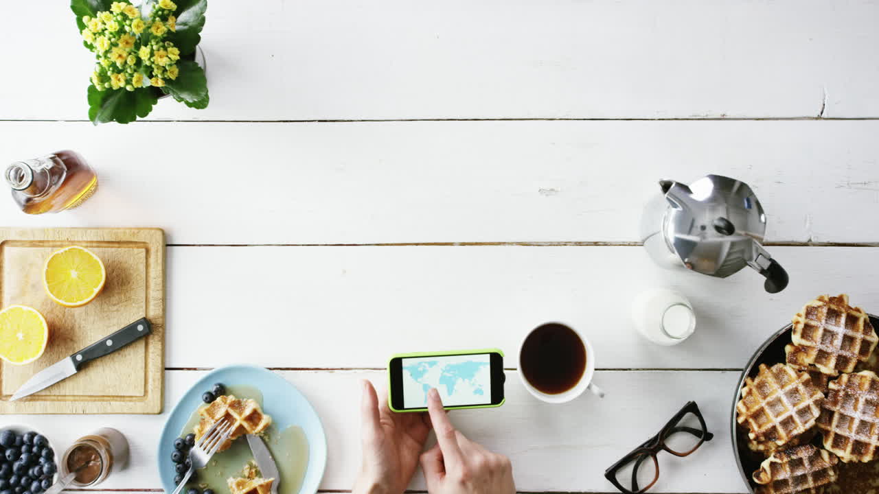 vista superior hombre comiendo desayuno gofres belgas y manos de café desde arriba - dragón épico rojo
