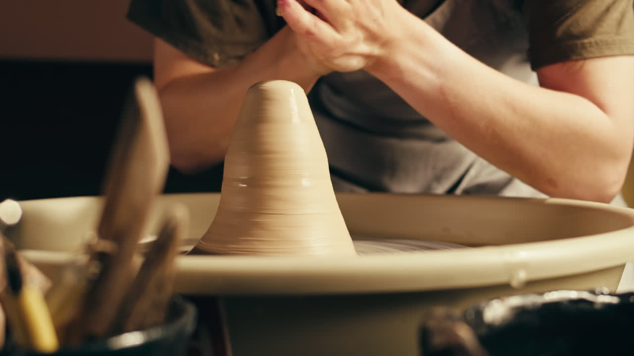 도자기 바 에 점토 를 형성 하는 사람