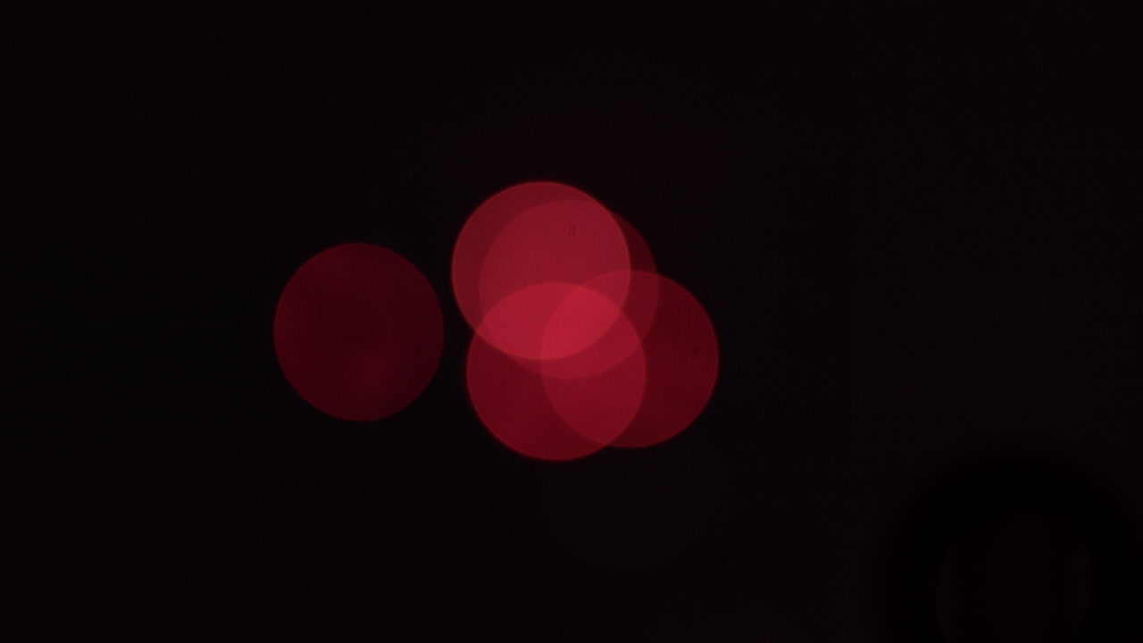 toma amplia de patrones bokeh creados por fuegos artificiales fuera de foco en la distancia