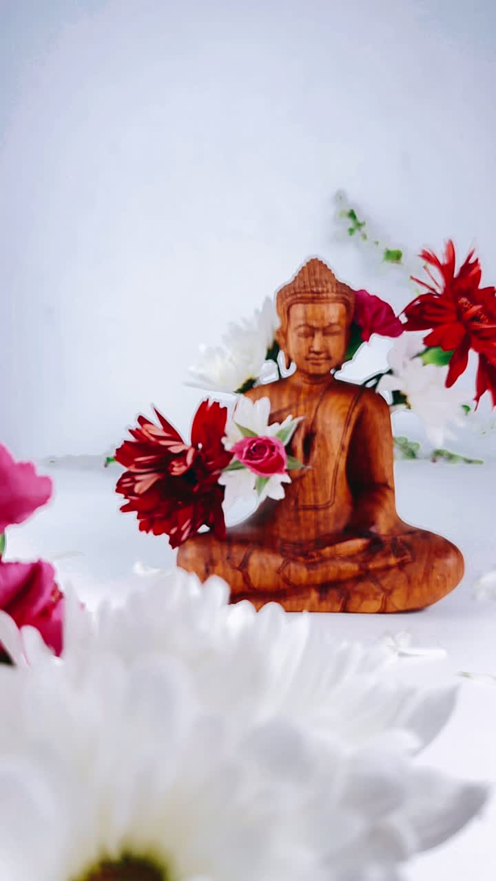 estatua de buda de madera con flores