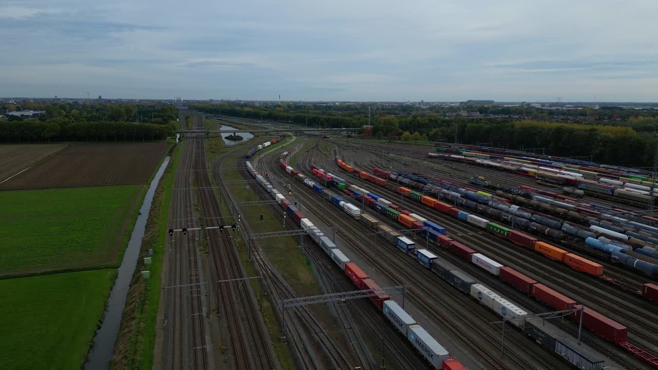 Luftaufnahme des Rangierbahnhofs Kijfhoek mit Waggonzügen, die auf ihren Weitertransport warten