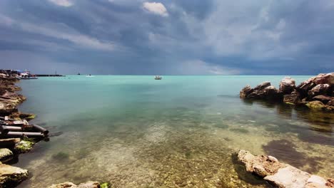 Dramatischer-Himmel-Mit-Klarem-Blauem-Meerwasser