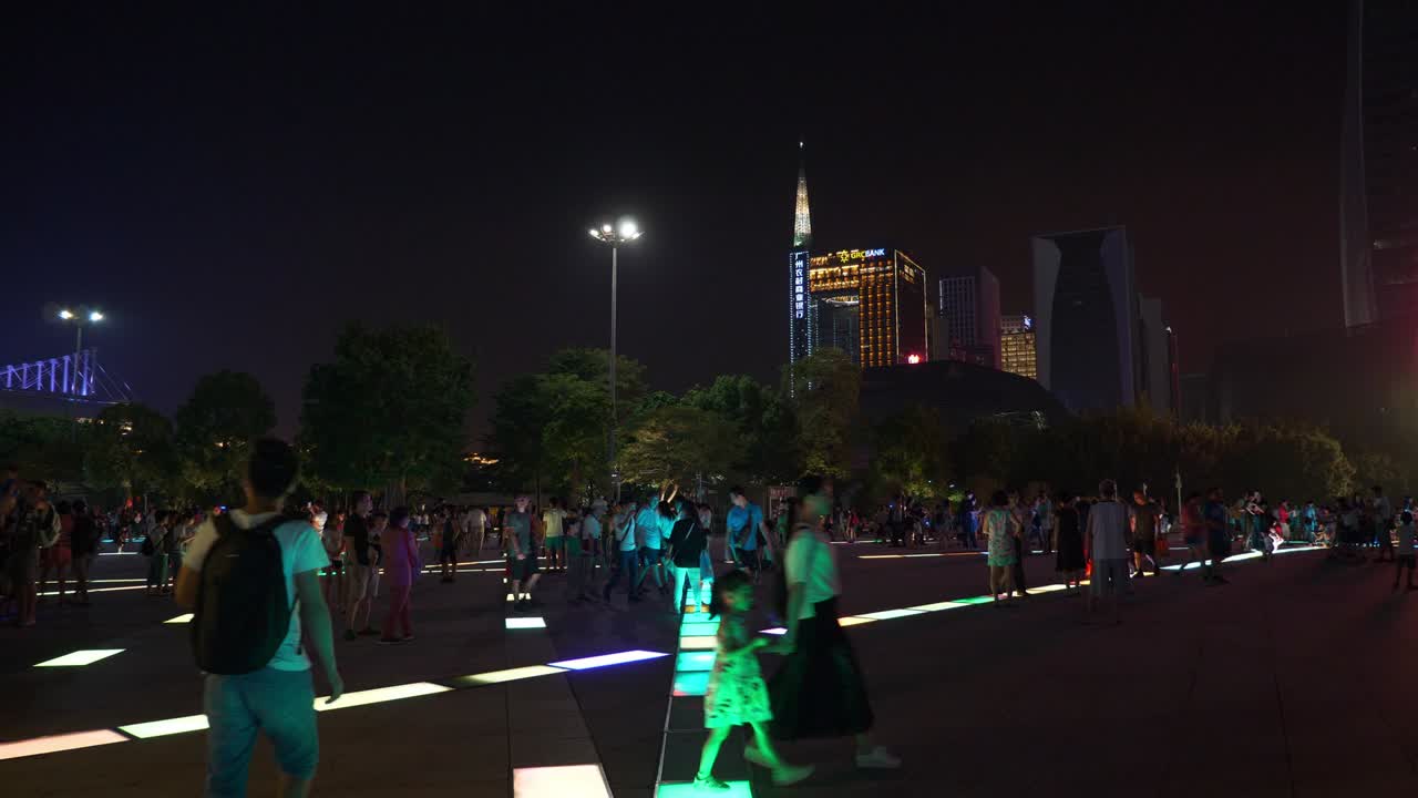 noche iluminada ciudad de guangzhou plaza llena de gente caminando panorama 4k china