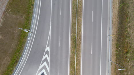 toma aérea de arriba hacia abajo de una carretera vacía a la luz del sol durante la pandemia de covid-19