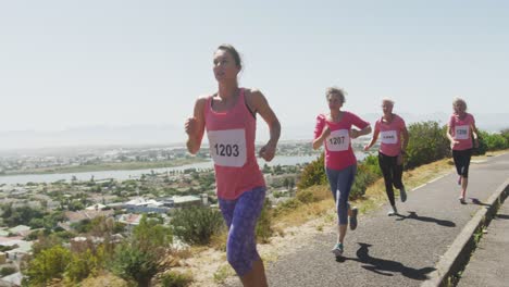 Mujeres-Atléticas-Corriendo-En-La-Carretera