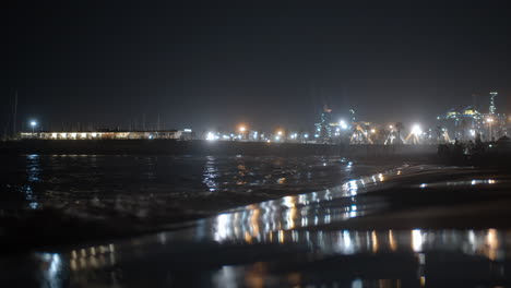 Nachtstrand-Und-Städtische-Lichter-In-Valencia