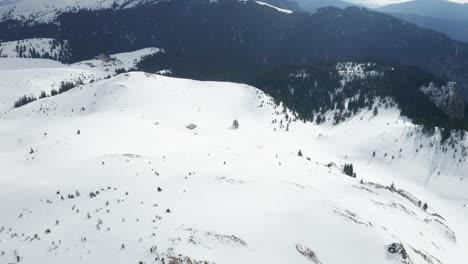 Schneebedeckte-Ciucas-Berglandschaft-Mit-Wolken,-Die-Schatten-Werfen,-Ruhig-Und-Isoliert