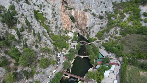 vrelo bune ciudad bajo la montaña