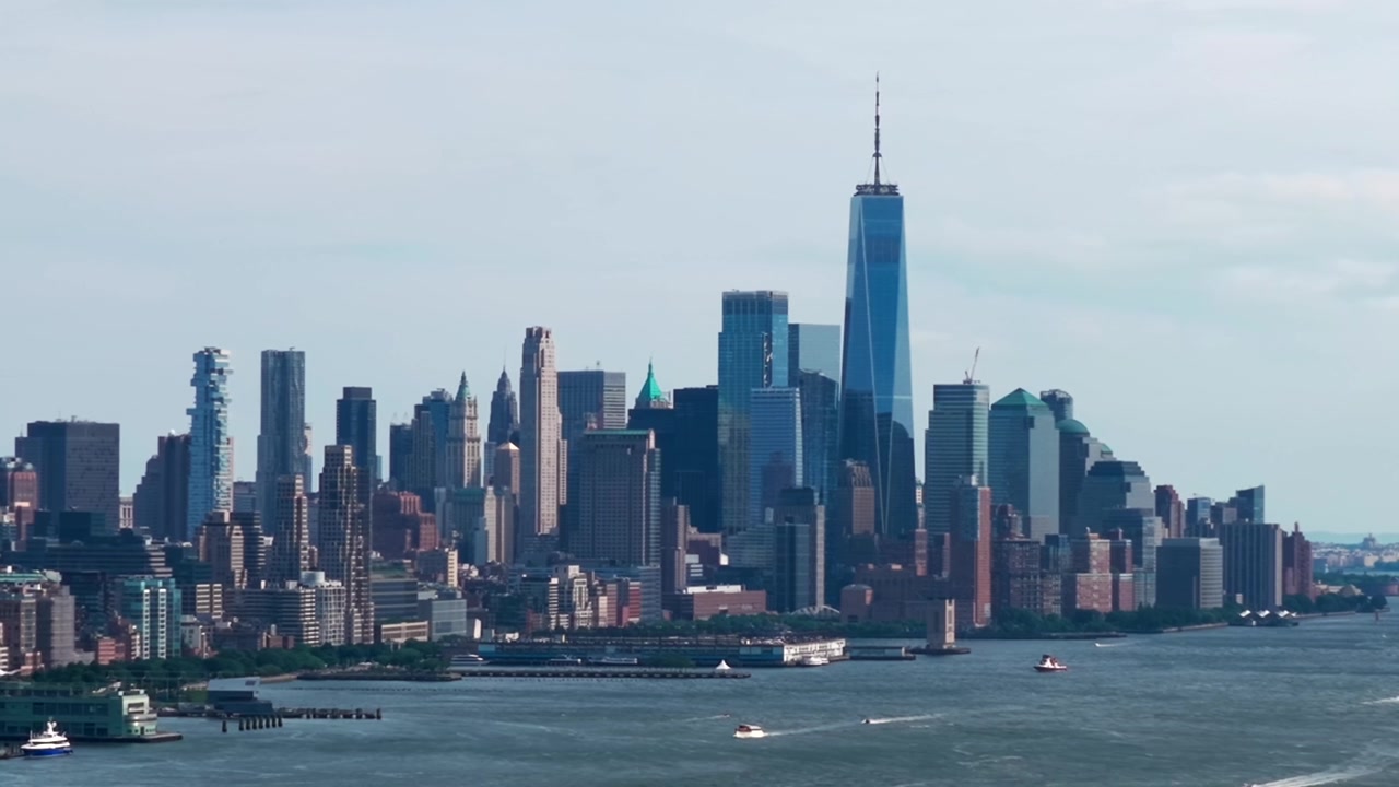 Ripresa con drone del Distretto Finanziario di Downtown NYC dal fiume Hudson, 4K