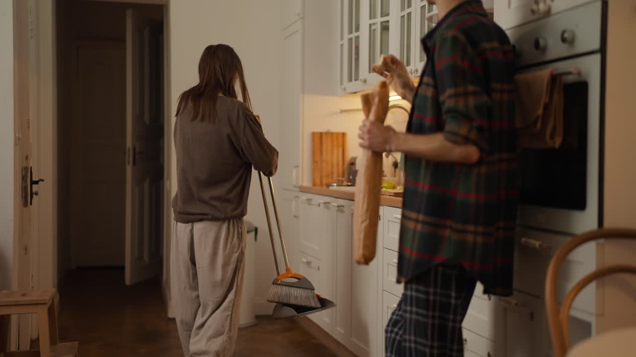 пара на кухне