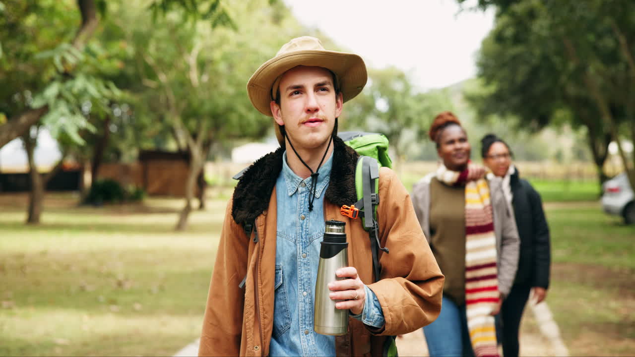 산책, 자연과 친구들이 숲에서 산책하고 있습니다.