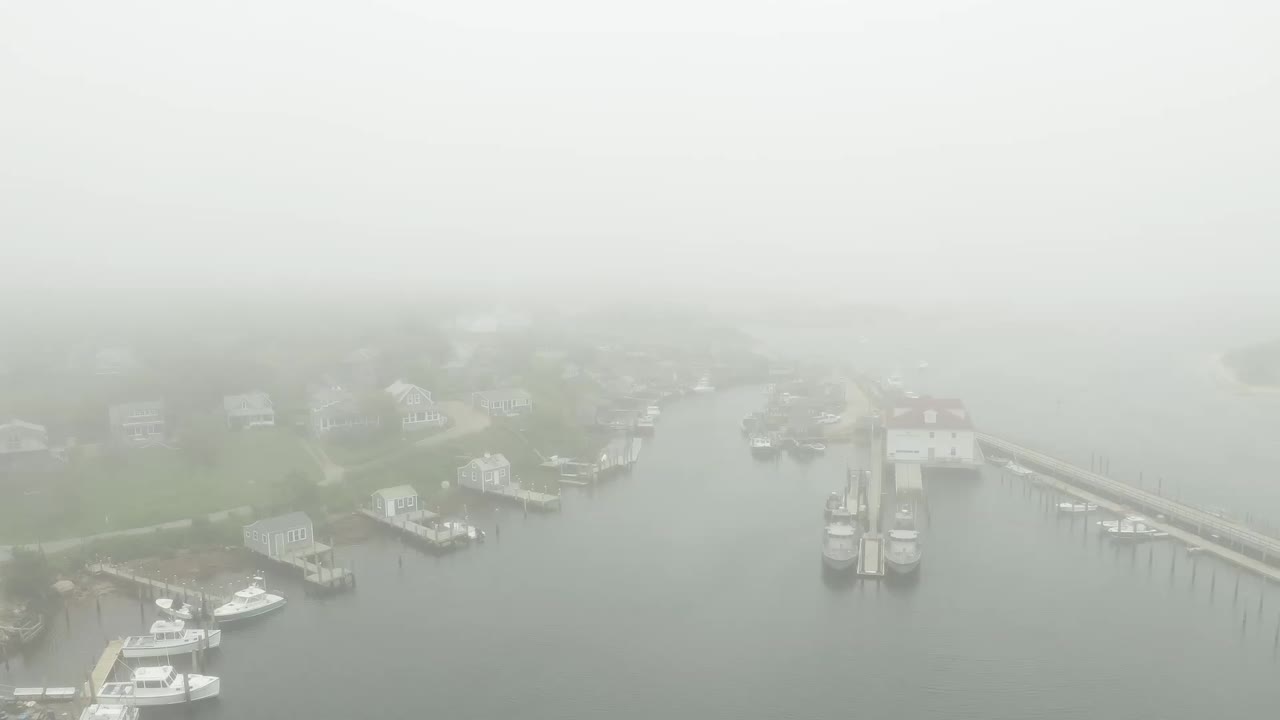 마사추세츠 주 마르타스 와인야드 (martha's vineyard) 의 안개가 가득한 시 마을의 공중 패러락스 촬영