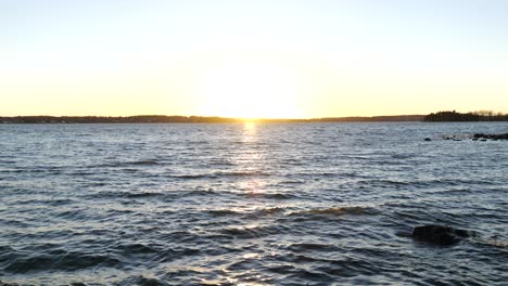 Panoramablick-Auf-Das-Meer-Am-Ende-Des-Tages