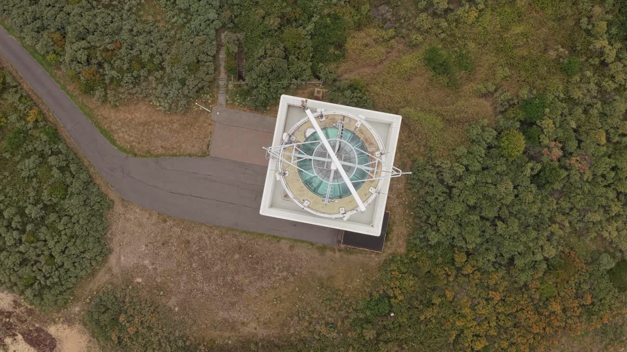 Dronevideo fra luften af Ouddorp fyrtårn og klitter, Holland