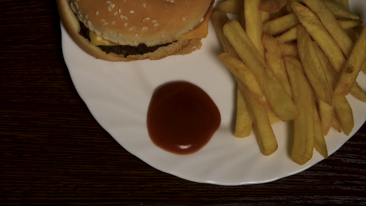 Hamburger e patatine fritte