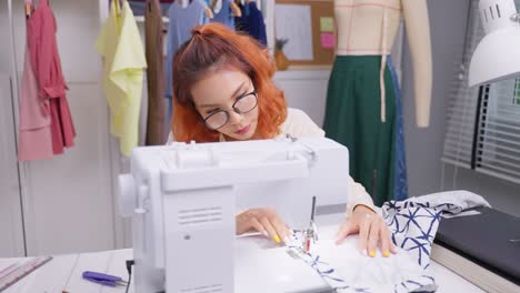 diseñador de moda trabajando en una máquina de coser