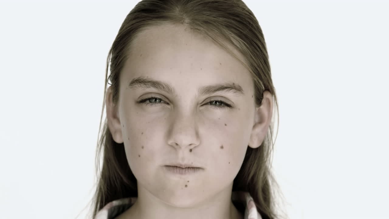 Bambina che mostra la sua rabbia