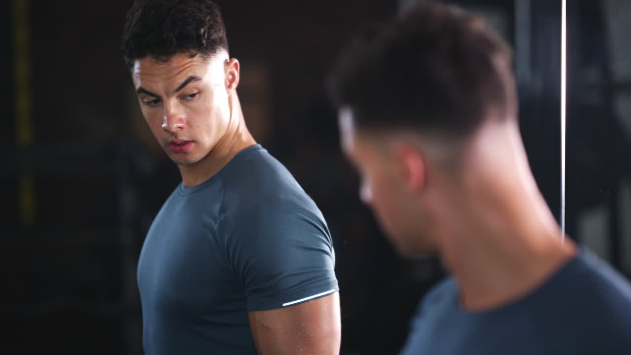 un joven en forma que hace ejercicio con pesas