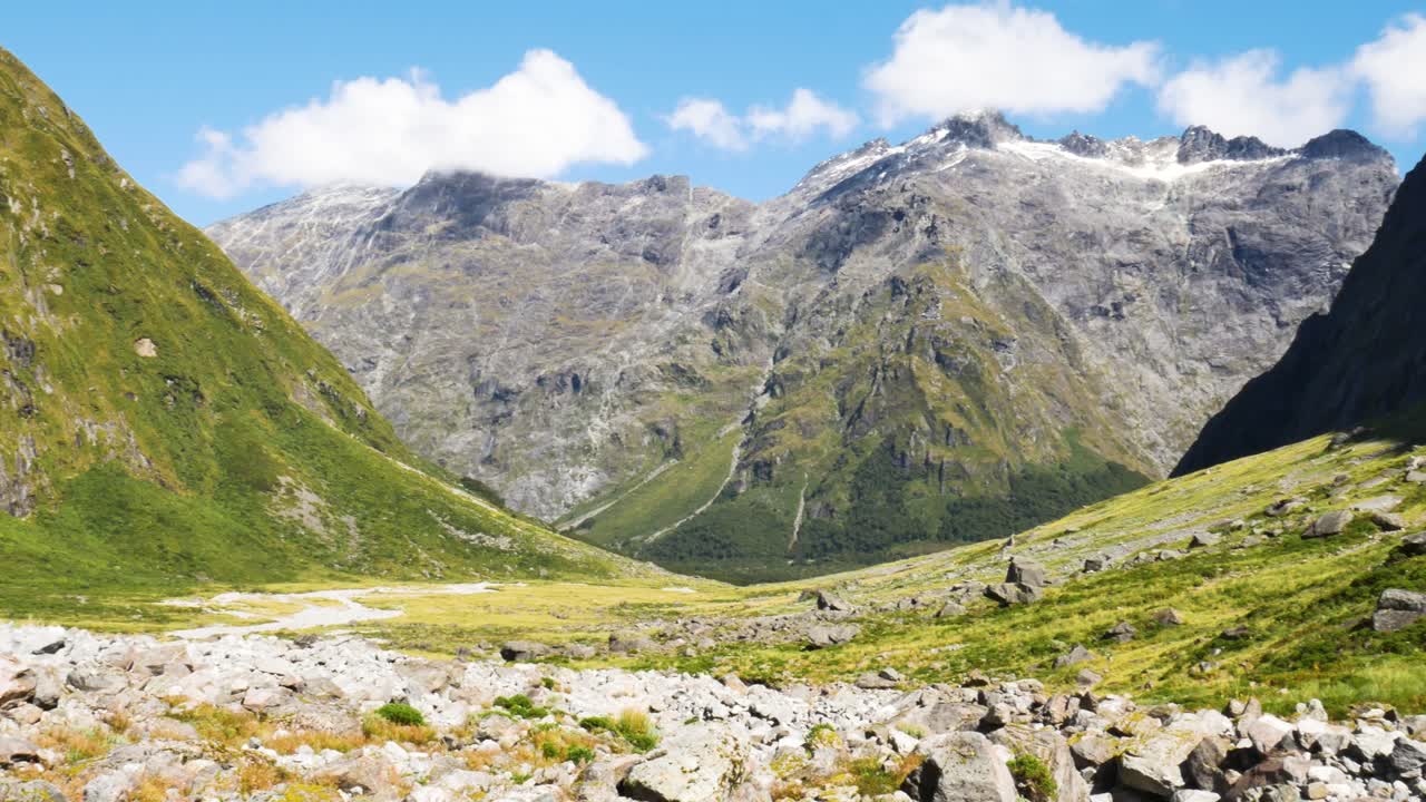 espectaculares montañas cubiertas de verde en la caminata de la silla de montar de gertrude durante el maravilloso día de verano - tiro amplio aéreo