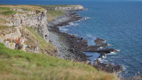 Wellen-Rollen-Und-Brechen-Am-Dunklen-Kieselstrand