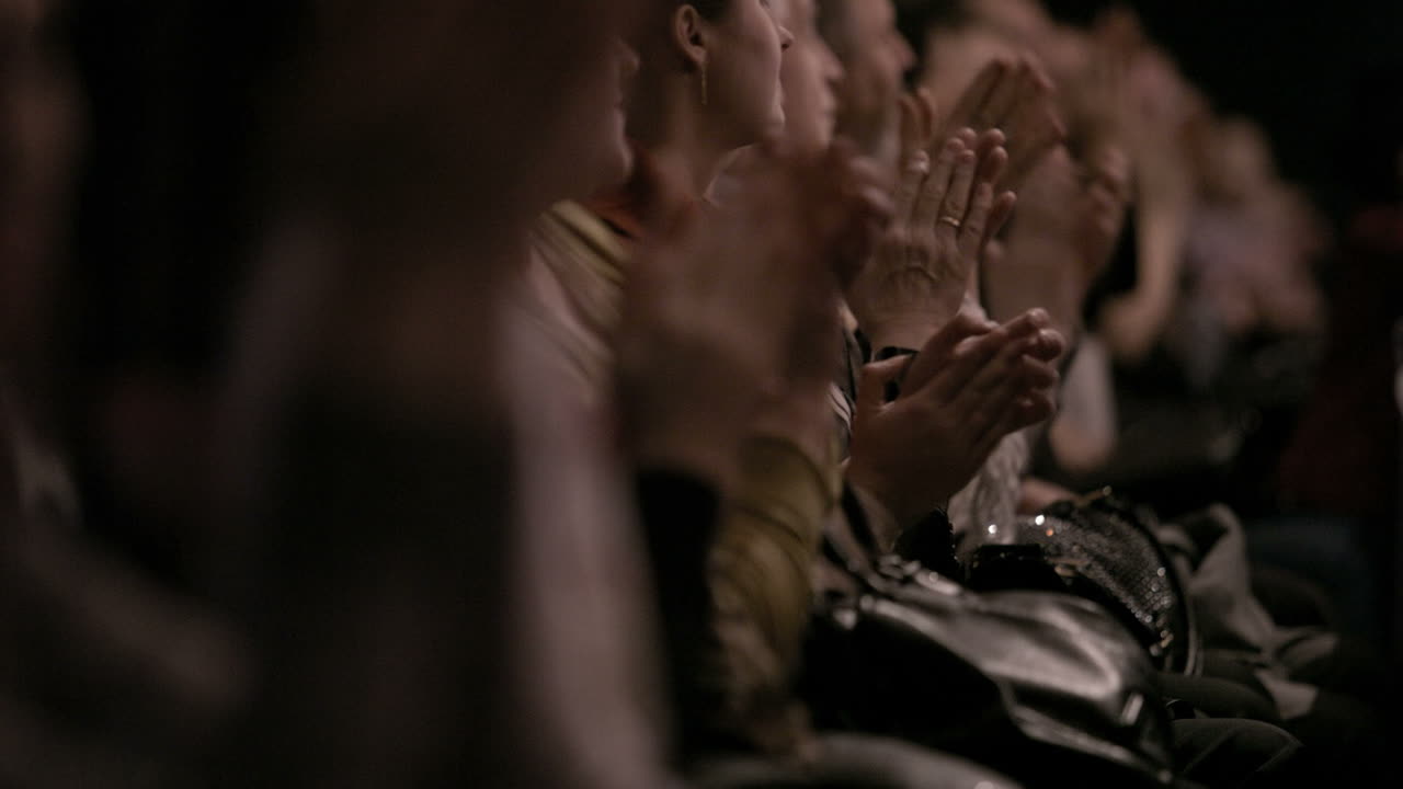 박수를 치는 사람들