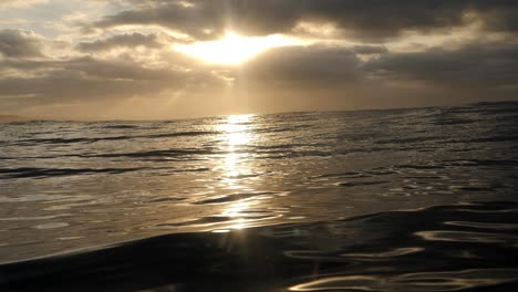 Der-Ozean-Schimmert-Im-Warmen-Schein-Der-Aufgehenden-Sonne