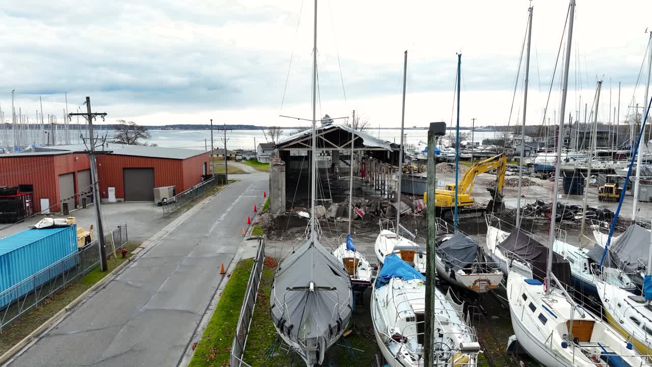 반으로 철거된 벽돌 건물 위에 아오르는