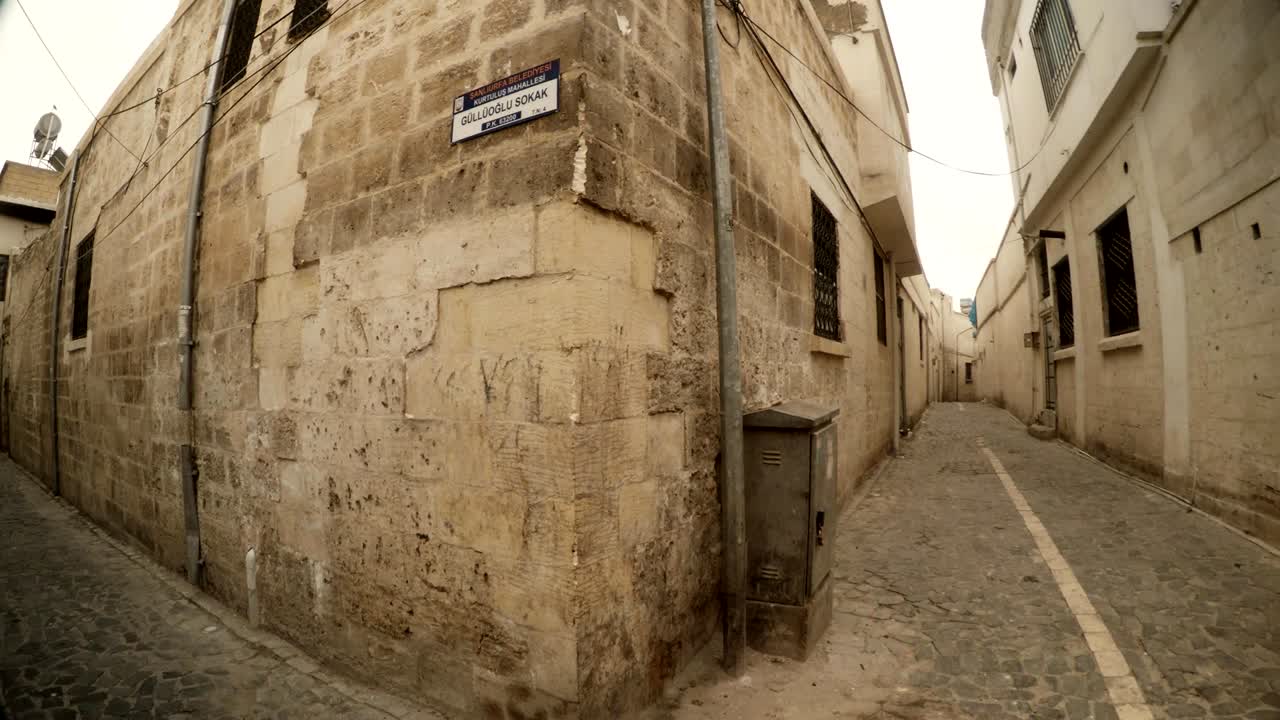 Panorama circolare: incrocio su strette strade antiche in pietra a Urfa.