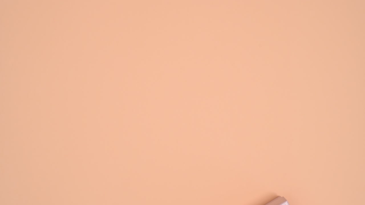 regalo rosa pastel con cinta rosa pasando en el tema naranja desde diferentes lados. navidad stop motion