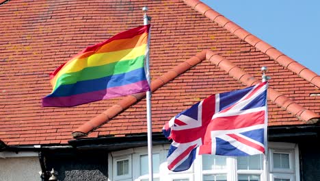 las banderas del arco iris y la bandera de la unión revoloteando juntas