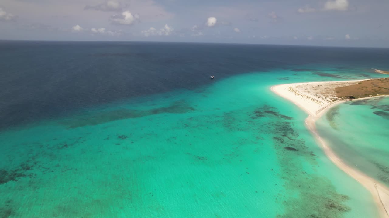 pan a la izquierda a través del istmo de cayo de agua los rocas, panorámica aérea