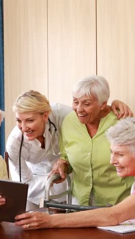 médica interactuando con personas de la tercera edad