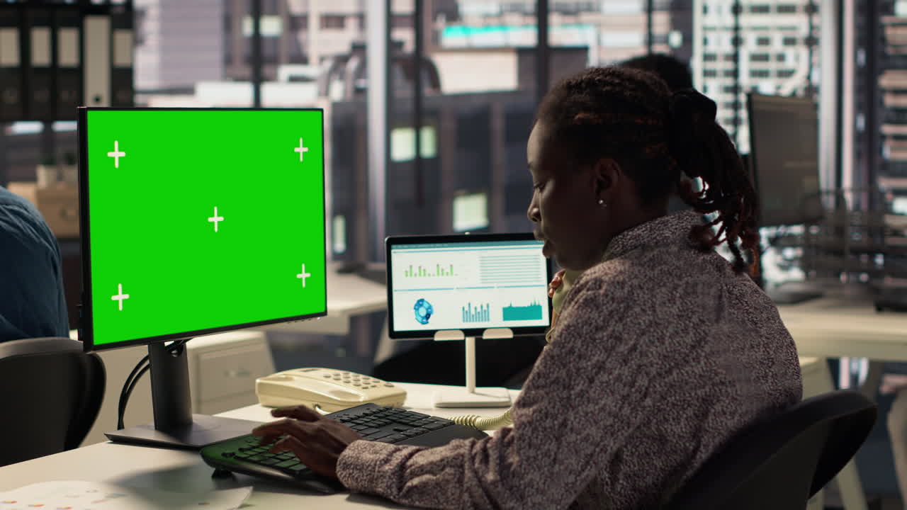 mujer de negocios en el teléfono en la oficina